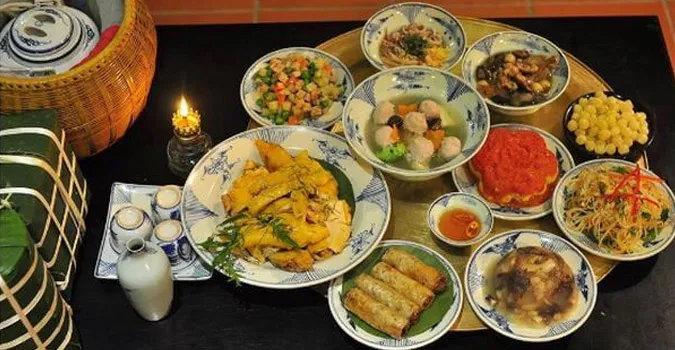 Mâm cỗ cúng Tất niên miền Bắc với gà luộc, bánh chưng và các món truyền thống phong phú