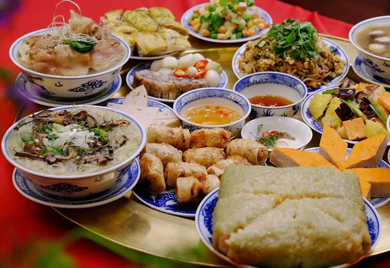 Mâm cúng thần linh với đầy đủ xôi, gà, bánh chưng và các lễ vật tươi mới, bày tỏ lòng thành kính