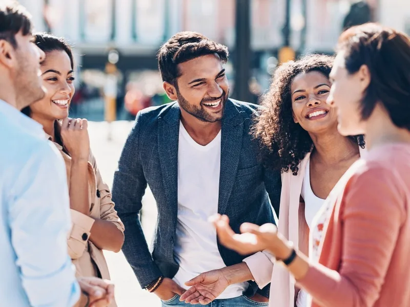 Nhóm bạn đang trò chuyện vui vẻ, thể hiện khả năng hòa nhập của người ambivert