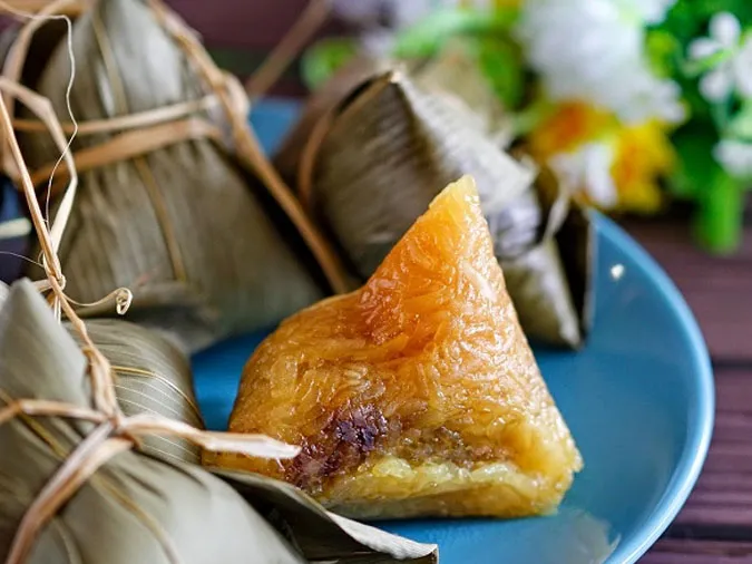 Để làm ra được món bánh đặc sản này phải cần có nguyên liệu cốt lõi - nước tro