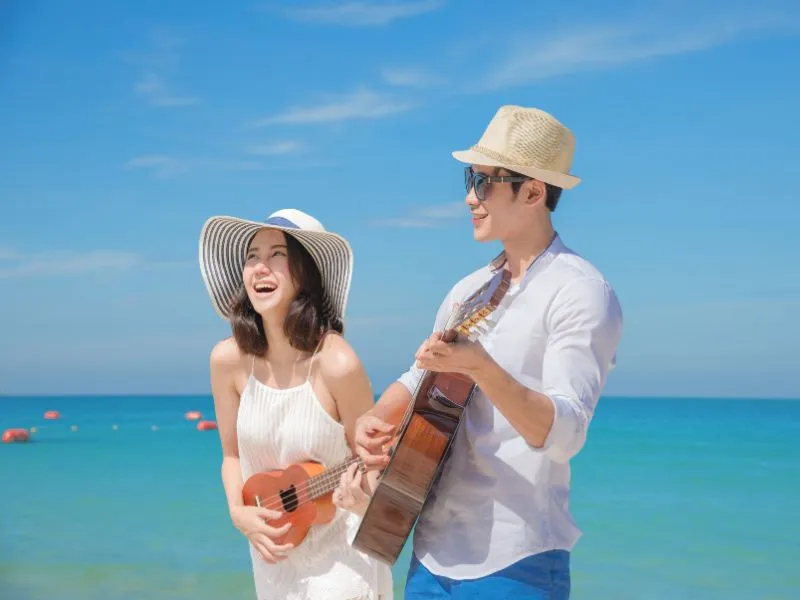 Người phụ nữ đang hát, gợi ý cách xin lỗi người yêu qua âm nhạc, thể hiện sự chân thành và sáng tạo.