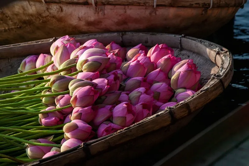 Những bình hoa tươi đẹp không thể thiếu trong mâm cúng lễ tạ cuối năm