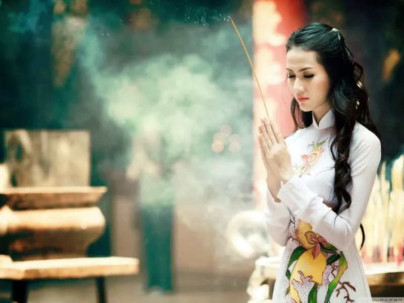 Người dân đi lễ chùa cầu bình an vào đêm Giao thừa, một nét đẹp tâm linh và văn hóa truyền thống của người Việt để khởi đầu năm mới.