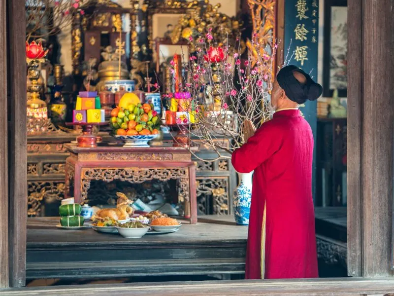 Mâm cúng Giao thừa truyền thống với các lễ vật đầy đủ, thể hiện lòng thành kính của gia chủ đối với trời đất và tổ tiên.