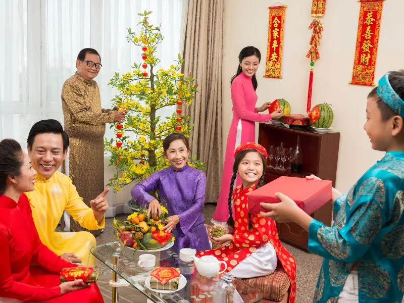 Những lời chúc Tết ý nghĩa được trao gửi trong đêm Giao thừa, mang theo hy vọng về một năm mới an lành, hạnh phúc và sung túc.