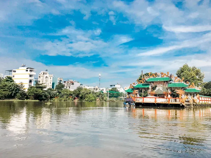 Toàn cảnh Miếu Phù Châu, ngôi miếu độc đáo nổi giữa dòng sông Vàm Thuật