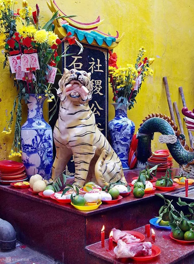 Bàn thờ ông Hổ tại Hội quán Ôn Lăng, một nét đặc sắc trong tín ngưỡng