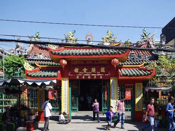 Cuộn chỉ đỏ, lễ vật cầu duyên tại Chùa Ôn Lăng, được cắm kim luồn sẵn sợi