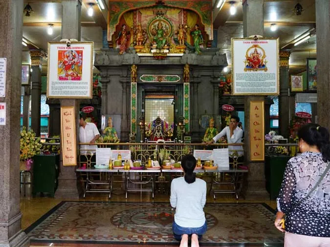 Điện chính thờ nữ thần Mariamman và hai điện phụ thờ các vị thần bảo vệ
