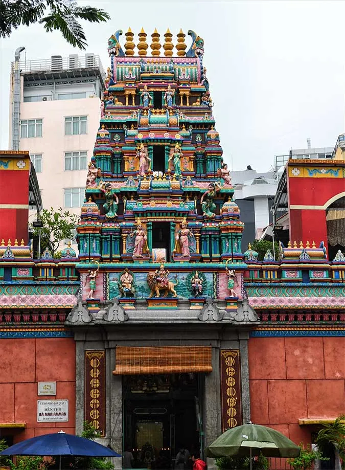 Ngọn tháp bên ngoài Chùa Bà Ấn với 228 bức tượng thần Hindu được chạm khắc tinh xảo