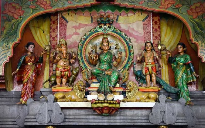 Tượng nữ thần Mariamman với gương mặt đỏ hung và nhiều tay thể hiện sức mạnh