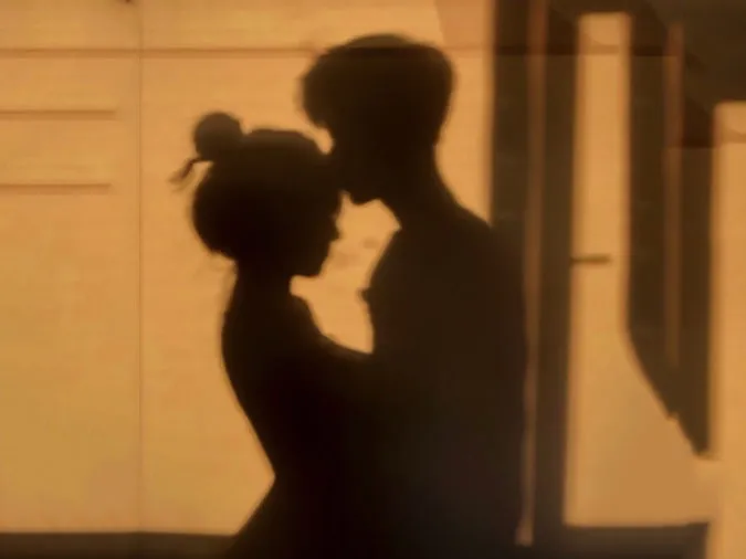 Cặp đôi lãng mạn dưới ánh hoàng hôn với hiệu ứng Silhouette, tạo nên bức ảnh Valentine đầy nghệ thuật và ấn tượng