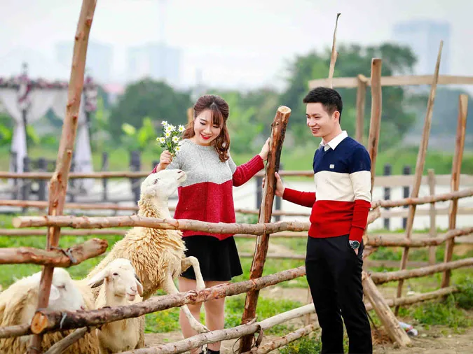 Trang phục đồng điệu của cặp đôi, tôn vinh tình yêu và sự gắn kết qua từng bức ảnh Valentine ngọt ngào