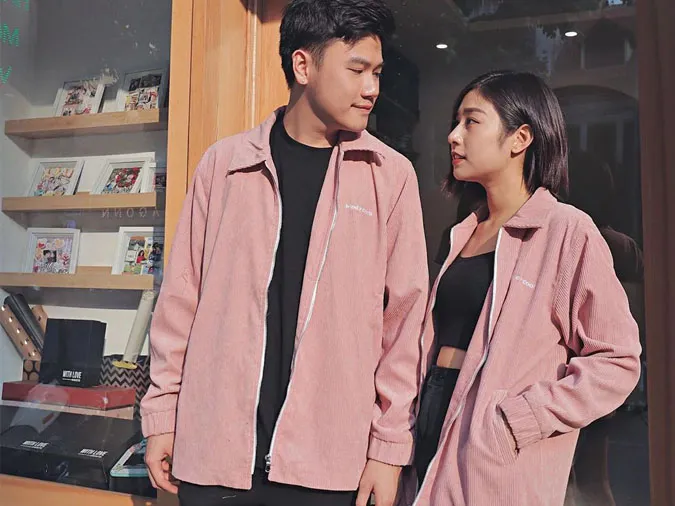 Cặp đôi diện trang phục ton sur ton, tạo điểm nhấn hài hòa và phong cách cho bộ ảnh kỷ niệm Valentine
