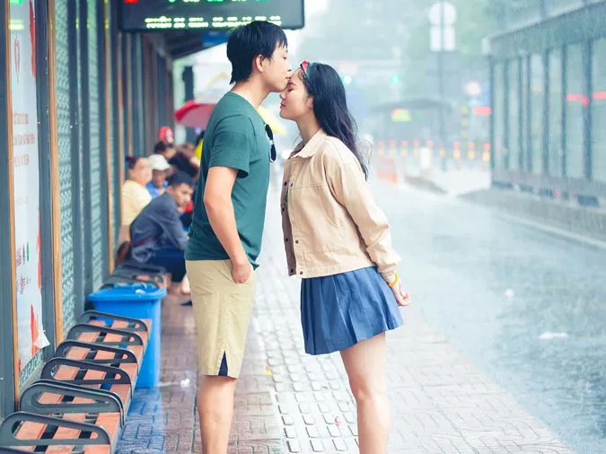 Cặp đôi trao nhau nụ hôn má tình cảm, ghi lại khoảnh khắc ngọt ngào và lãng mạn cho bộ ảnh Valentine