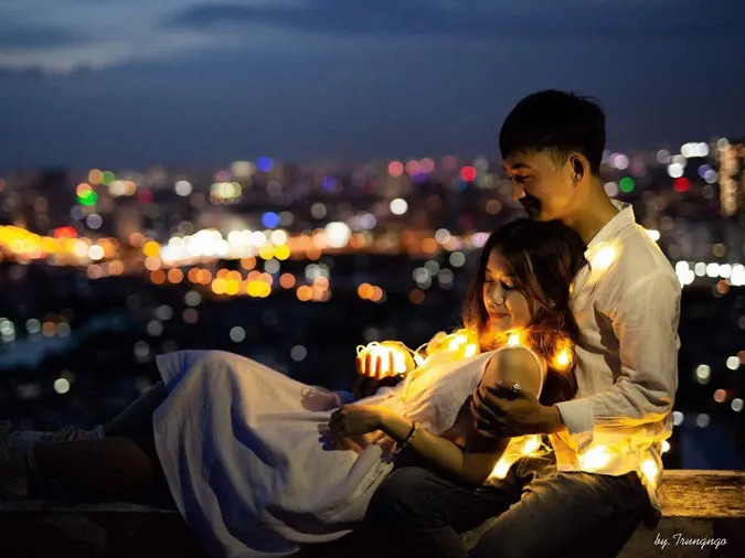 Cái ôm nồng ấm, thể hiện sự che chở và gắn kết, là ý tưởng chụp ảnh Valentine ngọt ngào và đầy ý nghĩa