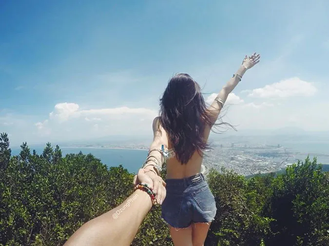 Cặp đôi nắm tay nhau trên con đường đẹp, thể hiện hành trình tình yêu "đi khắp thế gian" trong ảnh Valentine