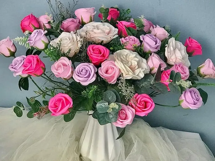 Trưng hoa Hồng vào ngày Tết tượng trưng cho hạnh phúc viên mãn và tình yêu vĩnh cửu