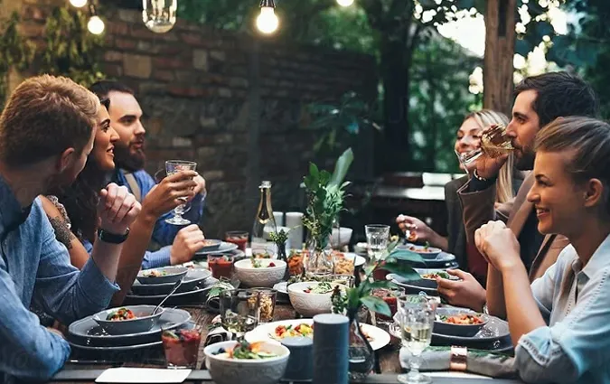 Quyết định rời đi khi gặp phải các câu hỏi vô duyên gây khó chịu trong buổi sum họp