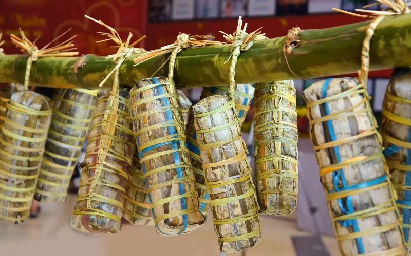 Quây quần nấu bánh tét là nét đẹp truyền thống của những người dân Nam Bộ ngày Tết - Ảnh: Canva