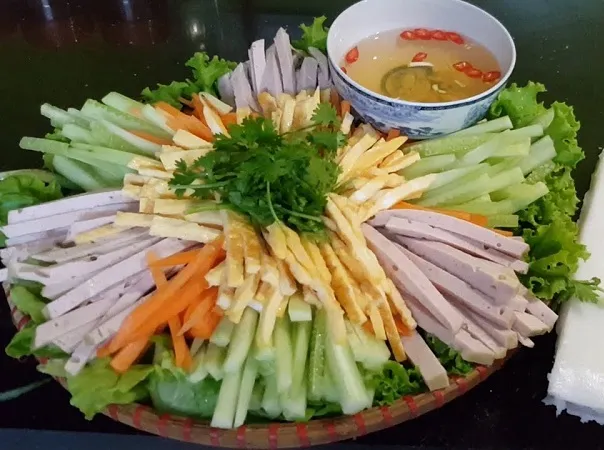 Sơ chế thịt bò và rau sống sạch sẽ cho món phở cuốn