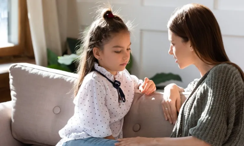 Cha mẹ ôm con: Hướng dẫn cha mẹ giúp trẻ vượt qua nỗi sợ bóng tối