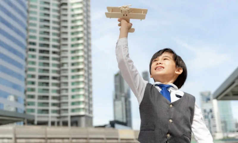 Một bé trai tự tin khám phá: Chiến lược giúp trẻ dũng cảm vượt qua nỗi sợ bóng tối