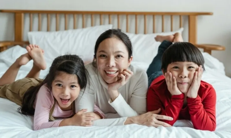 Trẻ em vui vẻ chơi đùa: Cách giúp trẻ đang buồn trở nên vui vẻ, hết sợ bóng tối