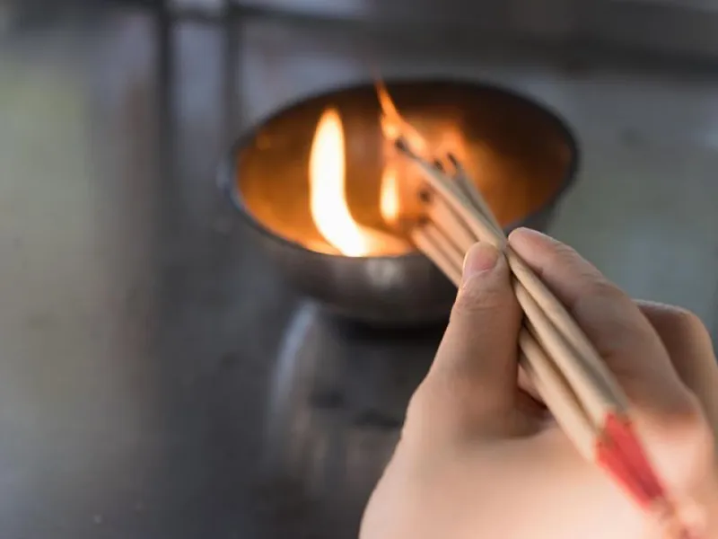 Bàn thờ gia tiên ấm cúng với hương khói vào dịp lễ Tết truyền thống