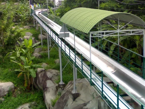 Khách du lịch vui vẻ với máng trượt trên đường lên Núi Bà Đen