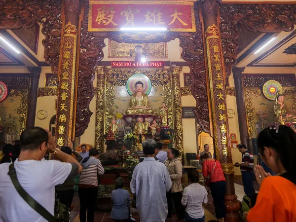 Không khí lễ hội và đông đúc tại chùa Bà Đen trên Núi Bà Đen