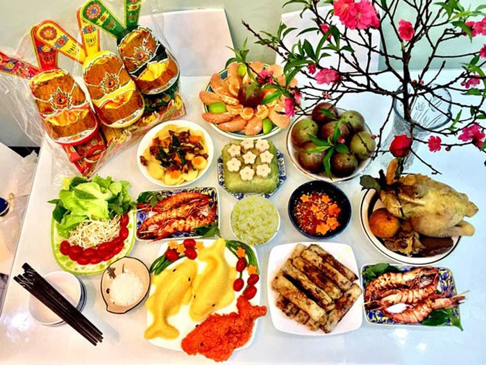 Mâm cỗ bày cúng ông Táo tùy thuộc vào điều kiện kinh tế từng gia đình