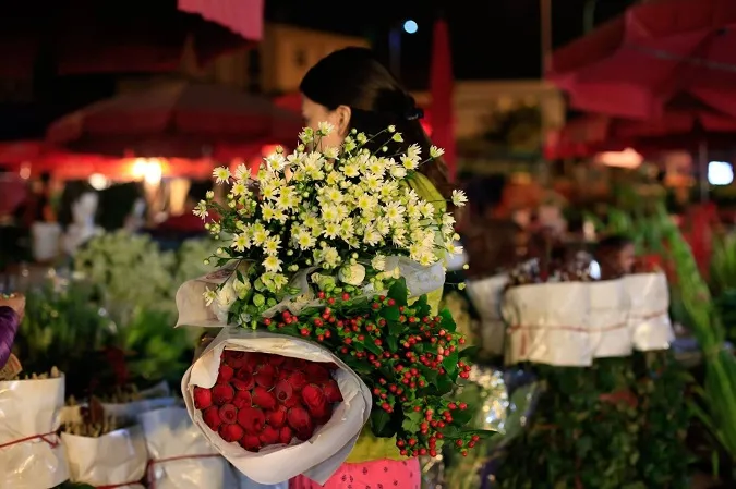 Lựa chọn những chậu hoa lan Hồ Điệp tươi tắn, biểu tượng của sự may mắn và phú quý cho ngày Tết.