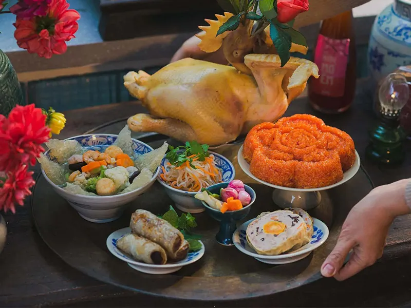 Mâm cơm thịnh soạn để cúng tiễn tổ tiên về âm cảnh sau Tết, thực hiện cùng bài văn khấn gia tiên tạ lễ, thể hiện lòng thành kính.