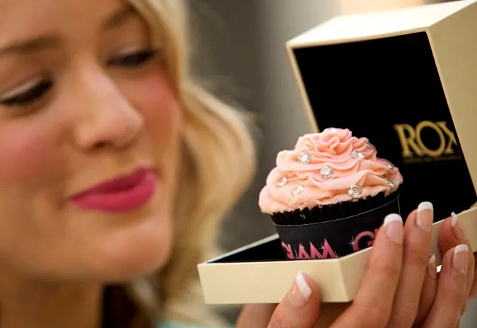 Rox Diamond Cupcake có tông màu hồng phấn dễ thương được đính đầy kim cương