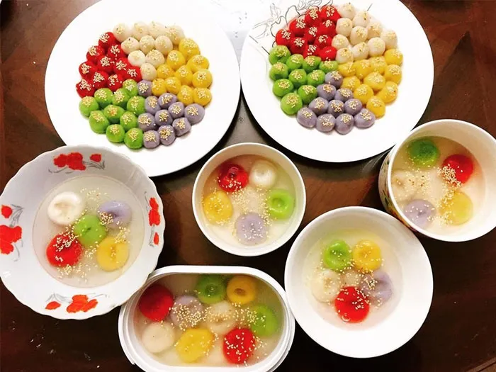 Hình ảnh gia đình chuẩn bị bánh trôi bánh chay ngày Tết Hàn thực