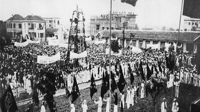 Hình ảnh mít-tinh quần chúng tại Hà Nội vào ngày 1/5/1938, thể hiện tinh thần đấu tranh và ý nghĩa của Ngày Quốc tế Lao động tại Việt Nam.