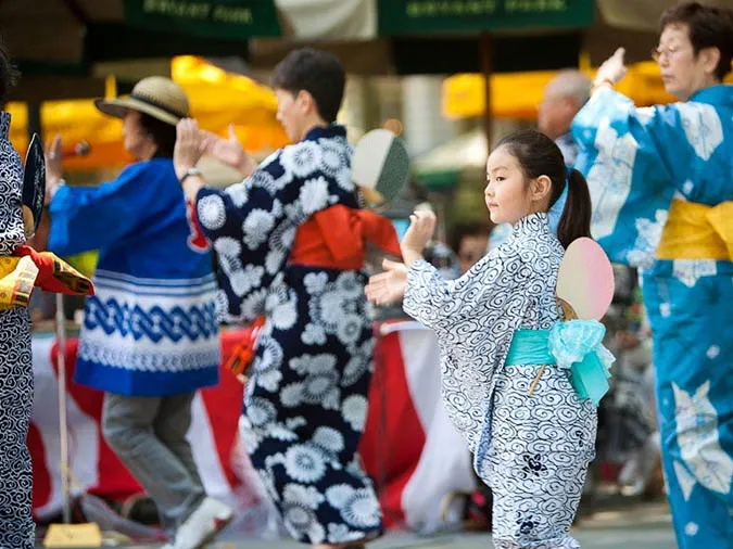 Người Nhật Bản múa Bon Odori trong trang phục Yukata tại lễ hội Obon, một nét văn hóa của lễ cúng chúng sinh.