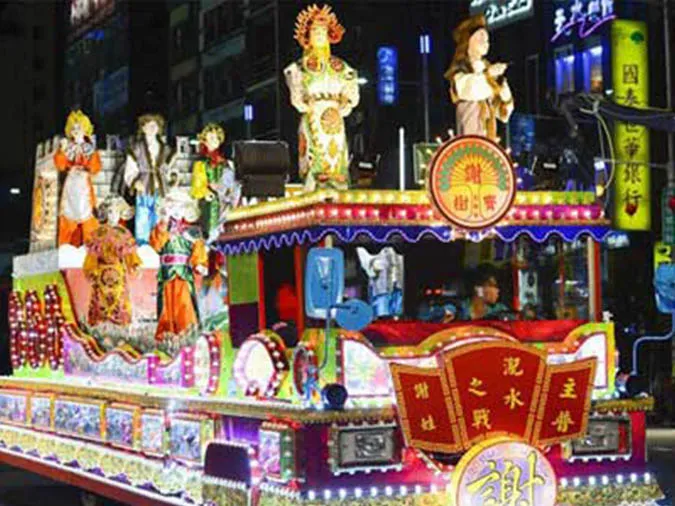 Xe rước hình nộm lớn diễu hành trong lễ cúng chúng sinh tại Keelung, Đài Loan.