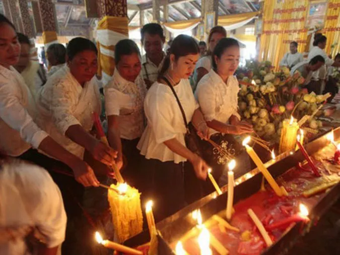 Người Campuchia mặc trang phục truyền thống tham gia lễ Pchum Ben tại chùa, tưởng nhớ tổ tiên.