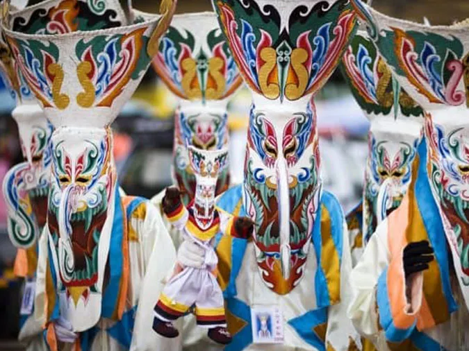 Người tham gia lễ hội Pee Ta Khon ở Thái Lan với trang phục và mặt nạ ma quái, tái hiện lễ cúng chúng sinh.
