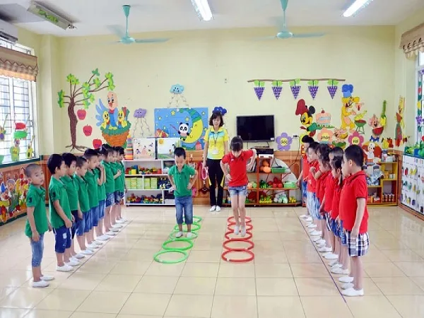 Trẻ em tham gia hoạt động tại trường mầm non trong chương trình phổ cập giáo dục mầm non