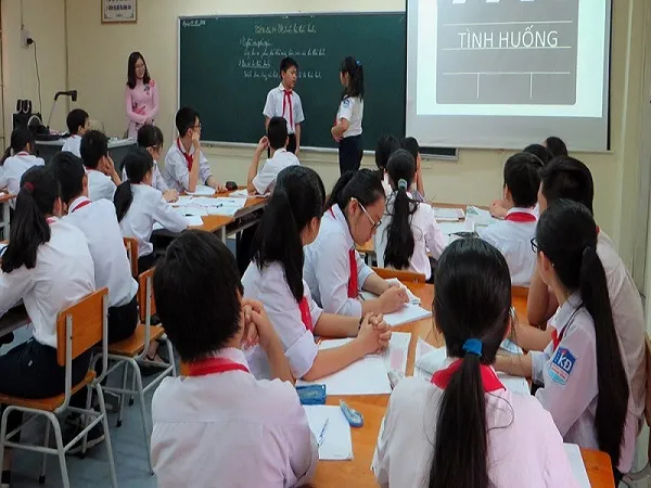 Học sinh trung học cơ sở thảo luận nhóm trong chương trình phổ cập giáo dục