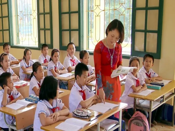 Học sinh tiểu học chăm chú học bài trong giờ học phổ cập giáo dục