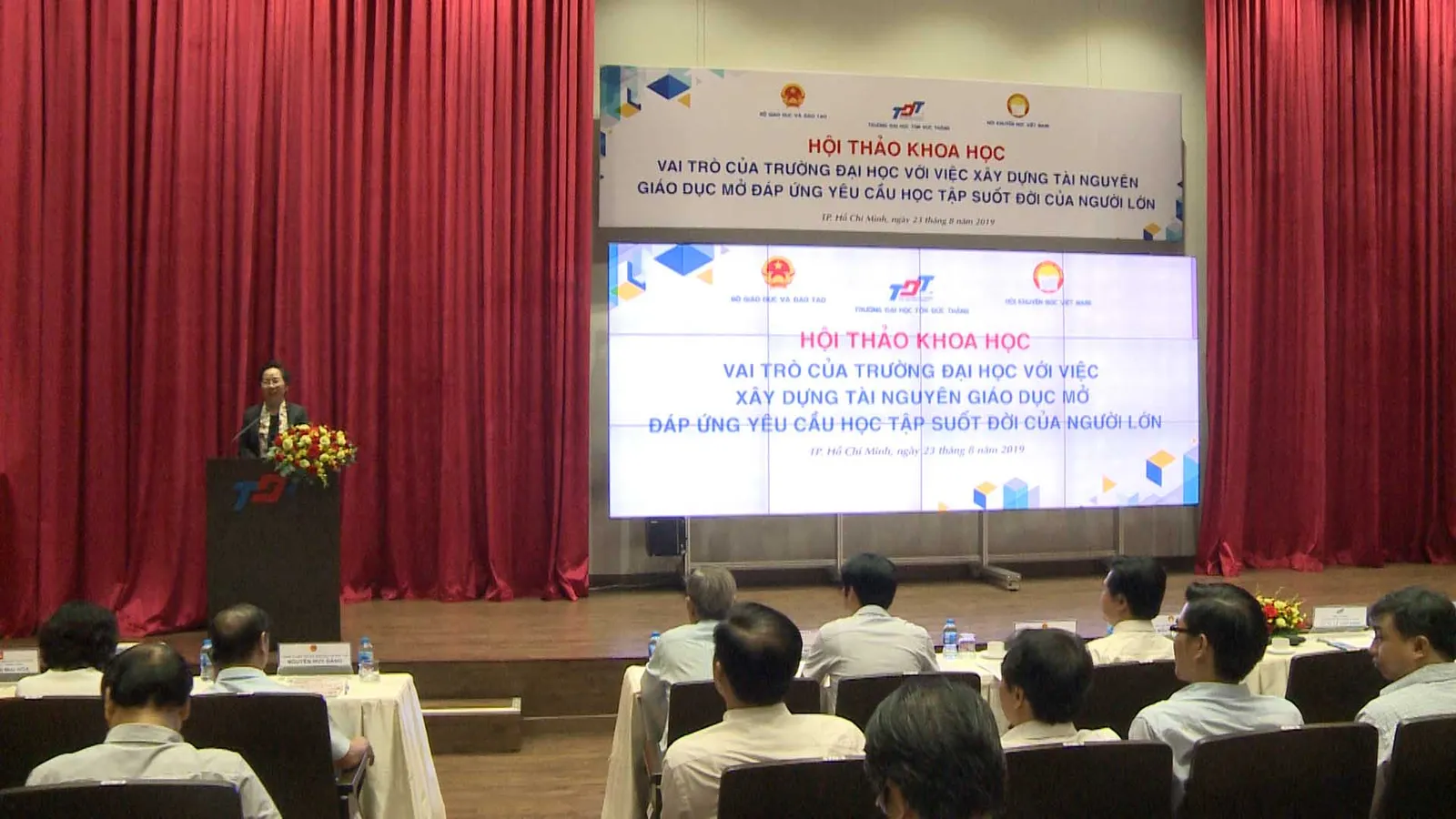 Người lớn tham gia khóa học trực tuyến phát triển tài nguyên giáo dục mở