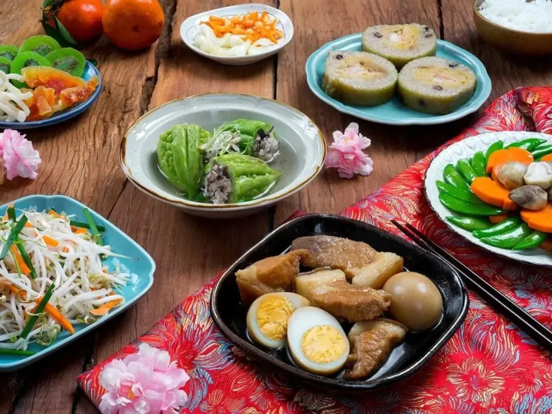 Thịt kho, bánh tét, khổ qua là những món ăn truyền thống vào dịp Tết
