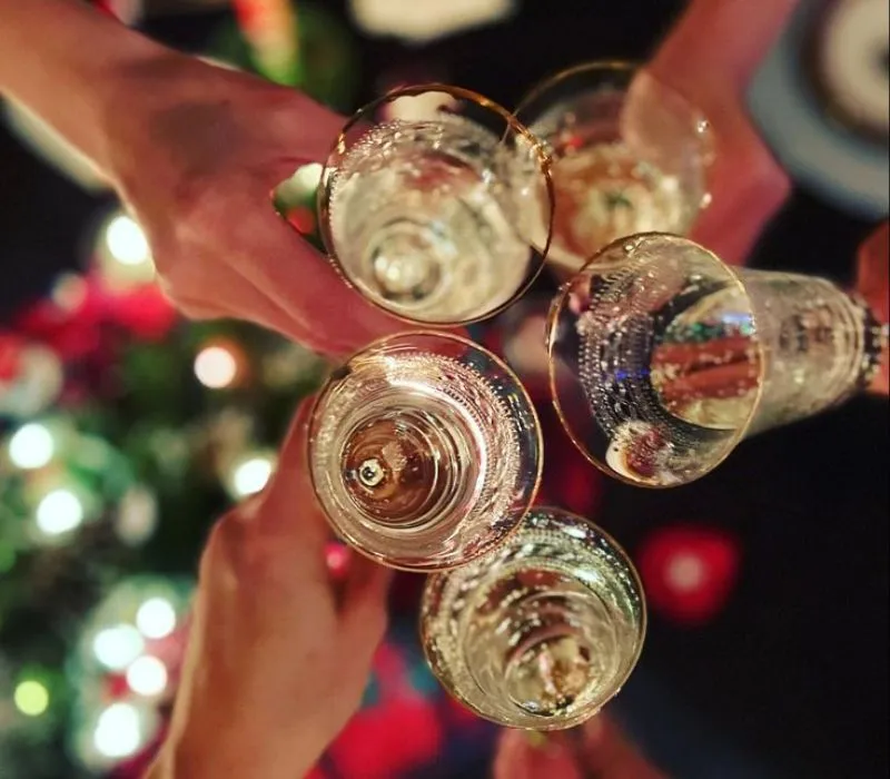 Hình ảnh thể hiện quy trình lên kế hoạch chi tiết để tổ chức một Year End Party thành công, bao gồm các bước chuẩn bị từ đầu đến cuối.