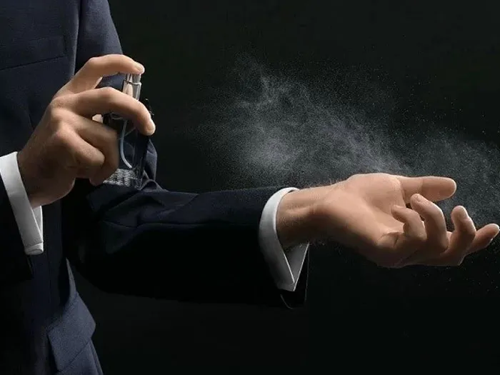 Nước hoa nam tính với hương thơm quyến rũ, quà tặng 19/11 giúp phái mạnh tự tin hơn.