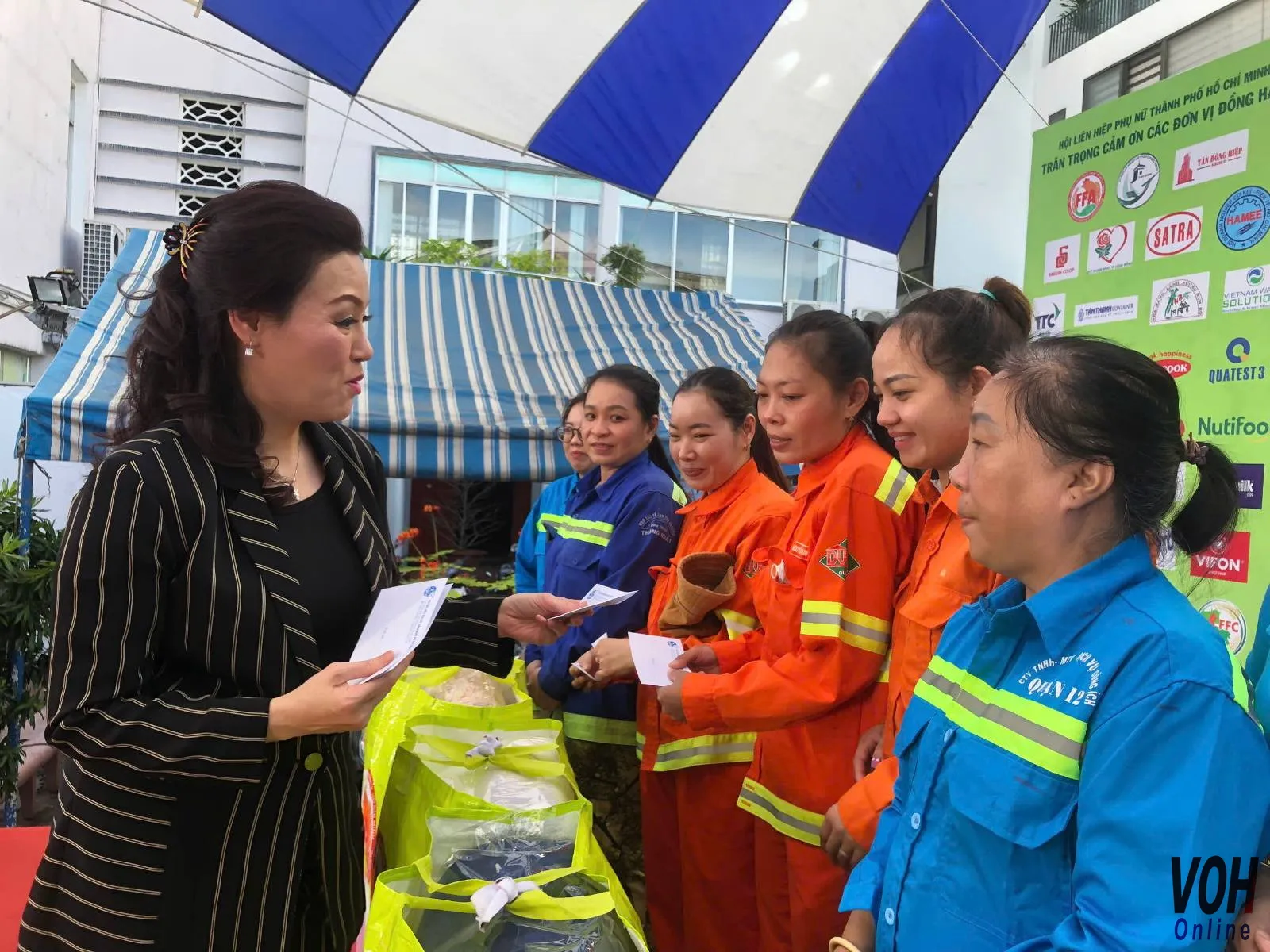 Bà Huỳnh Lan Phương của VWS trao quà động viên nữ công nhân vệ sinh môi trường