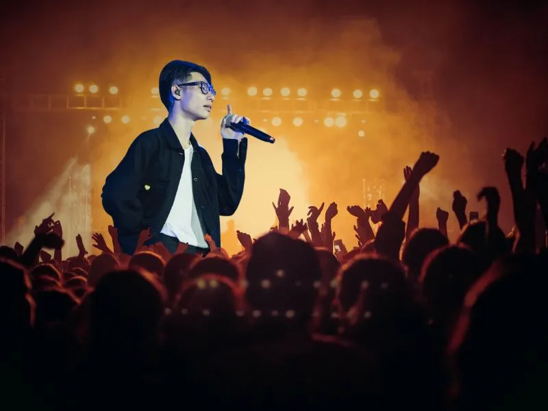 Rapper MCK là người đã tạo nên trào lưu “Ai sợ thì đi về” - Ảnh: Canva